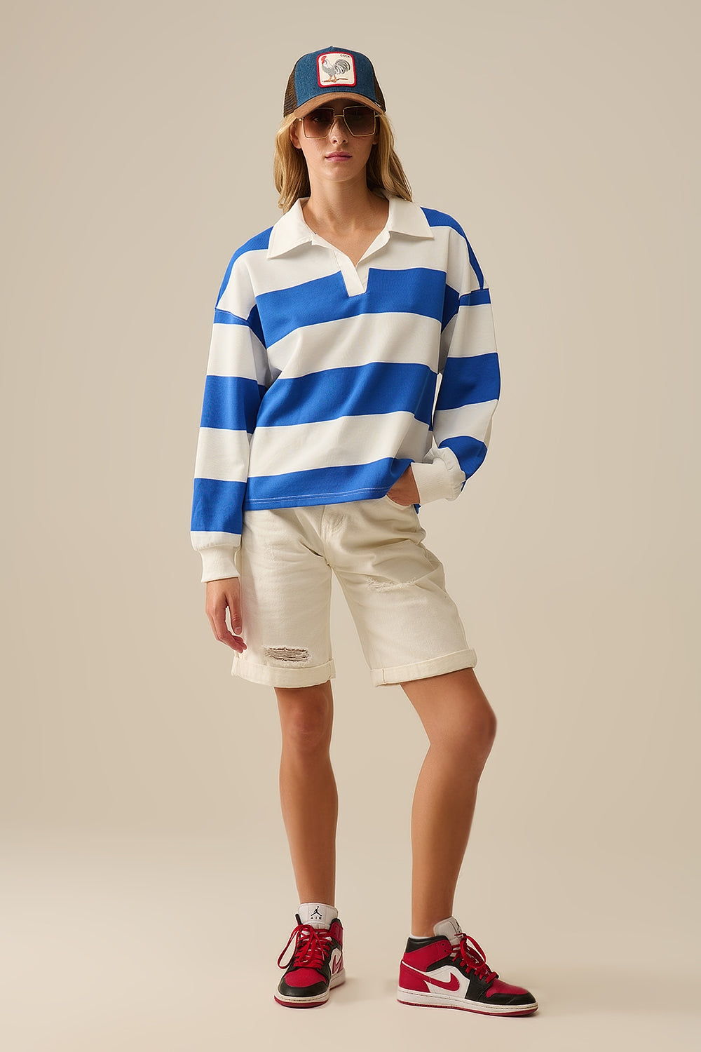 Blusa polo branca às riscas com riscas azuis