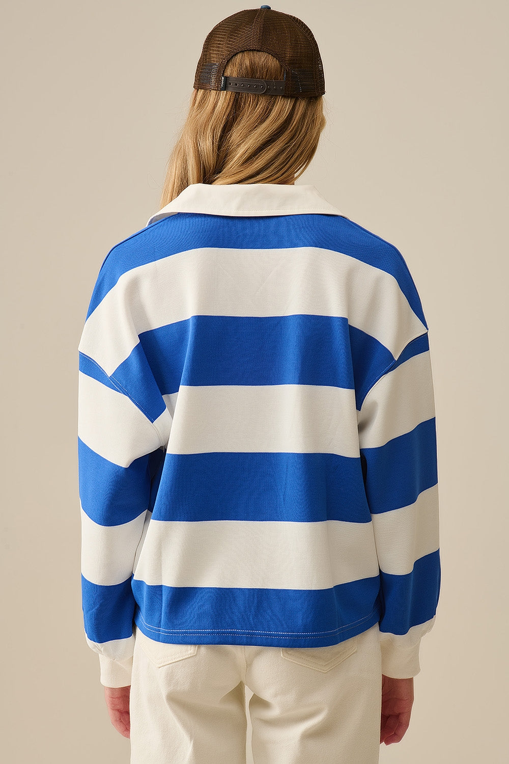 Blusa polo branca às riscas com riscas azuis