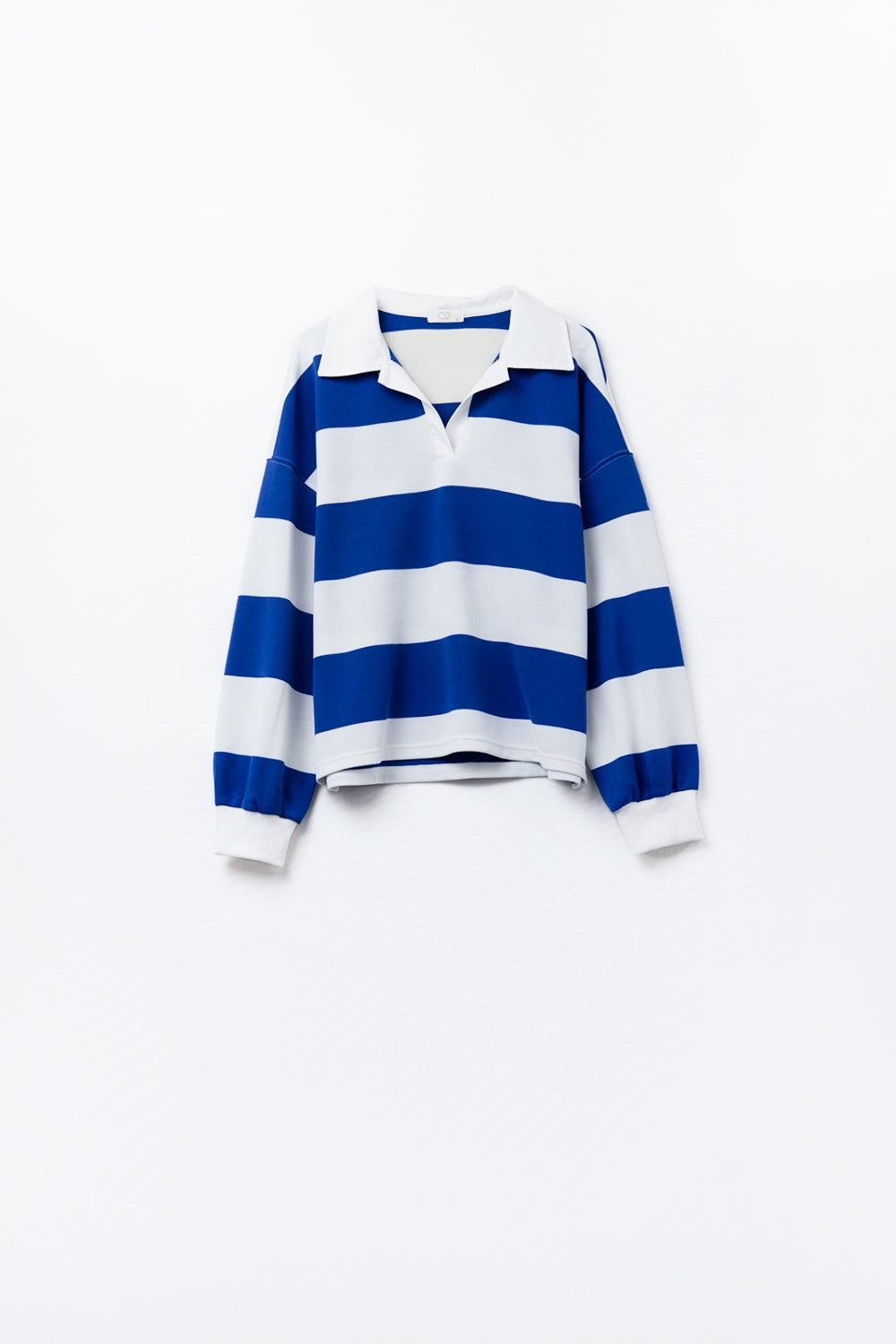 Blusa polo branca às riscas com riscas azuis