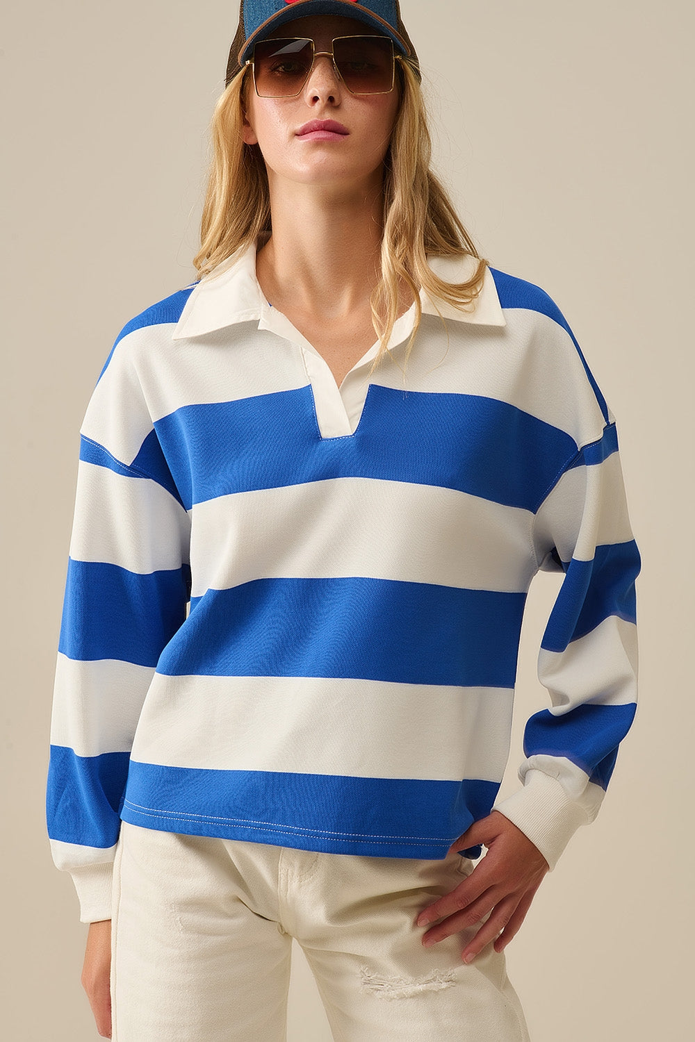 Blusa polo branca às riscas com riscas azuis