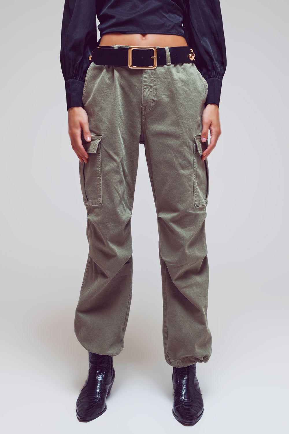 Q2 Calça cargo com pontas de borla em verde militar