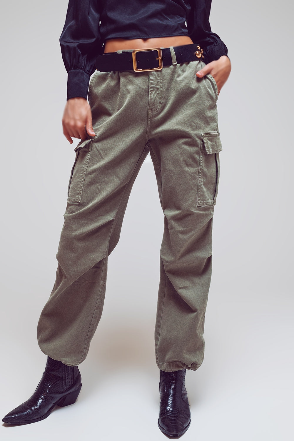Calça cargo com pontas de borla em verde militar