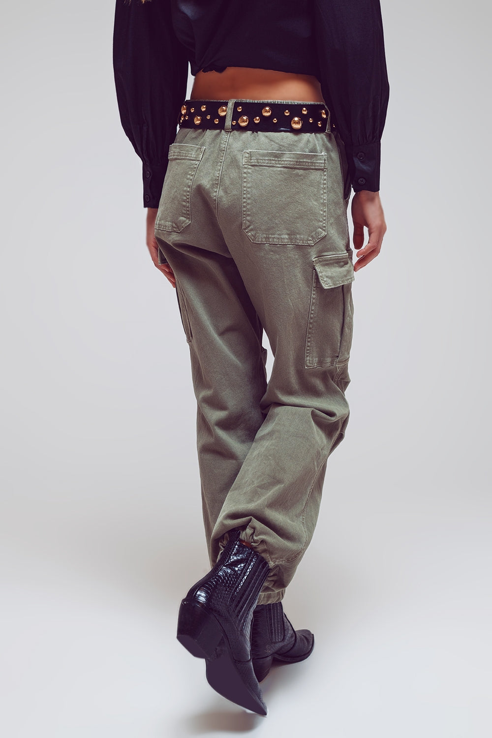 Calça cargo com pontas de borla em verde militar