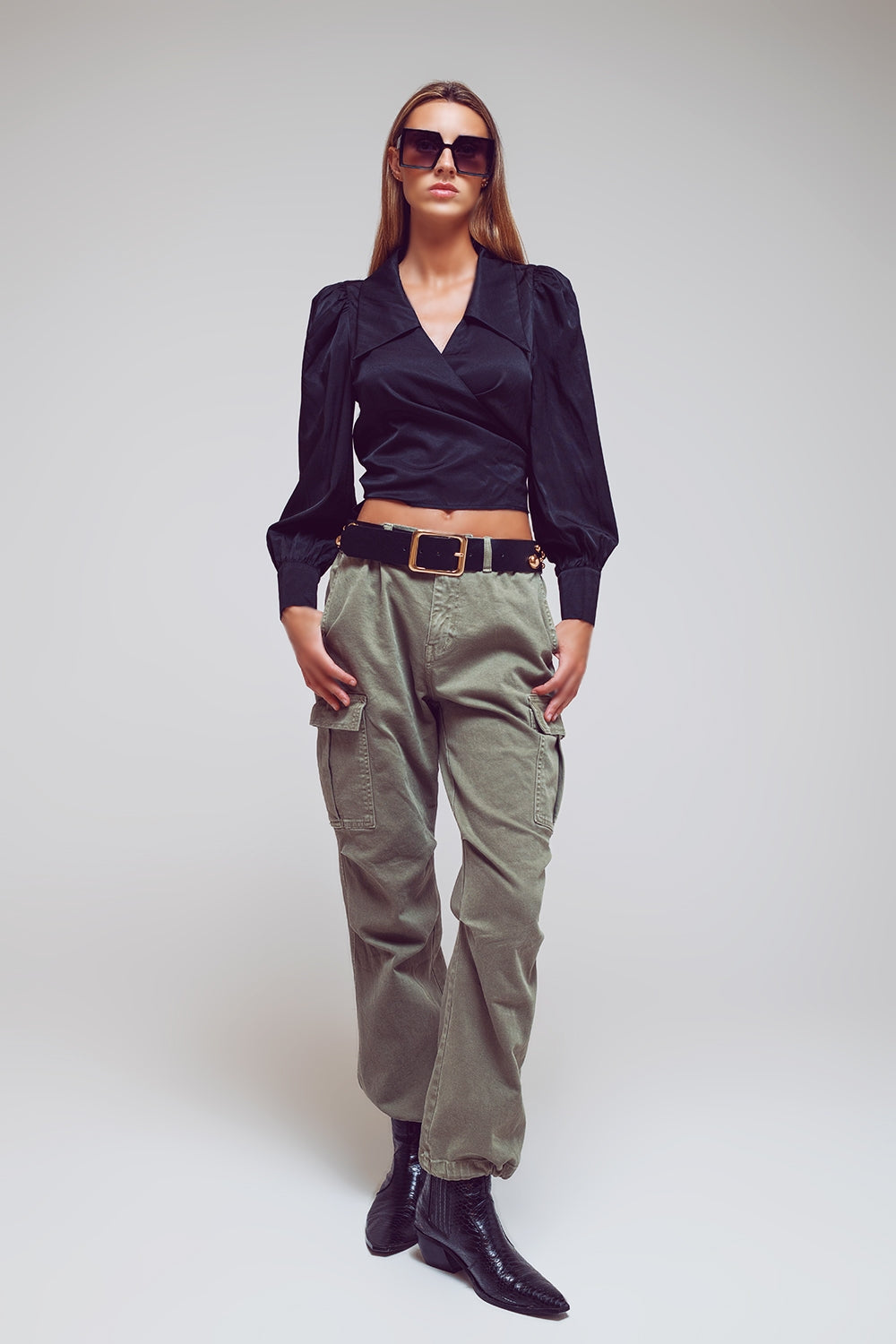 Calça cargo com pontas de borla em verde militar