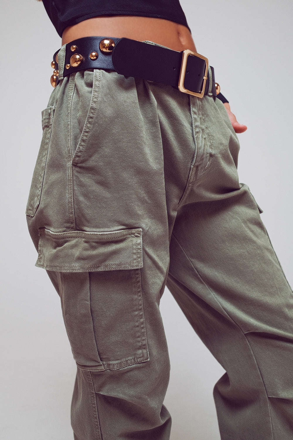 Calça cargo com pontas de borla em verde militar