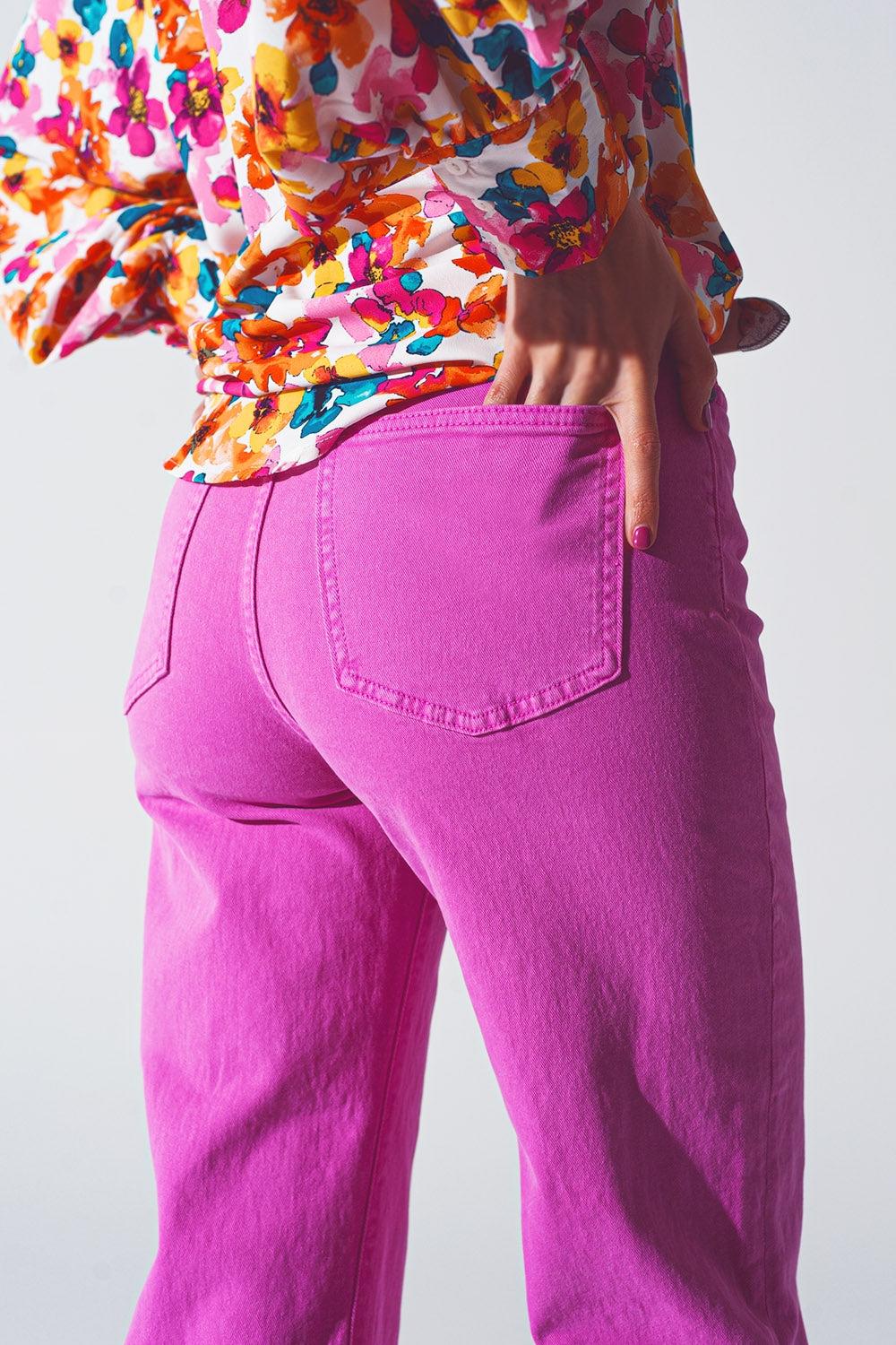 Calça jeans de perna reta com barra cortada em fúcsia