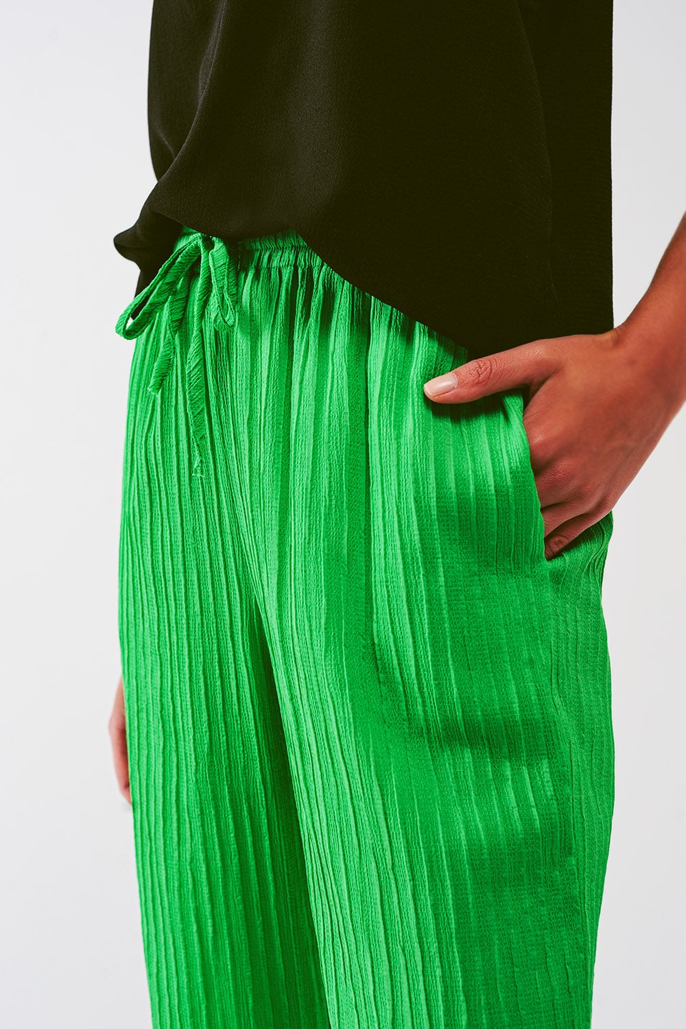 Calça listrada folgada em verde