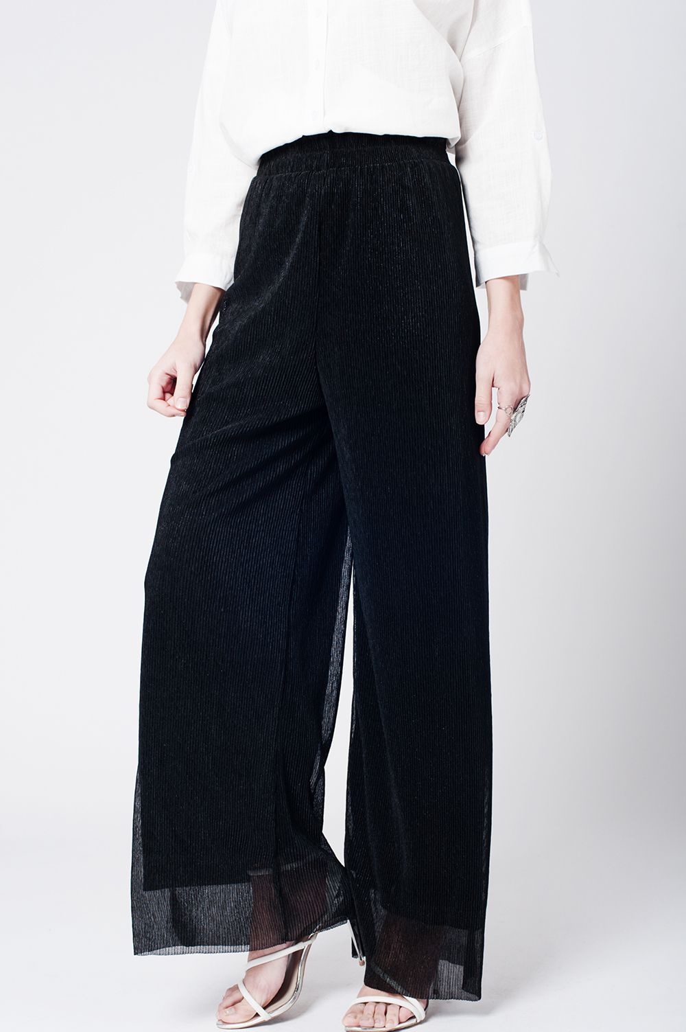 Calça preta plissada de perna larga com elastico