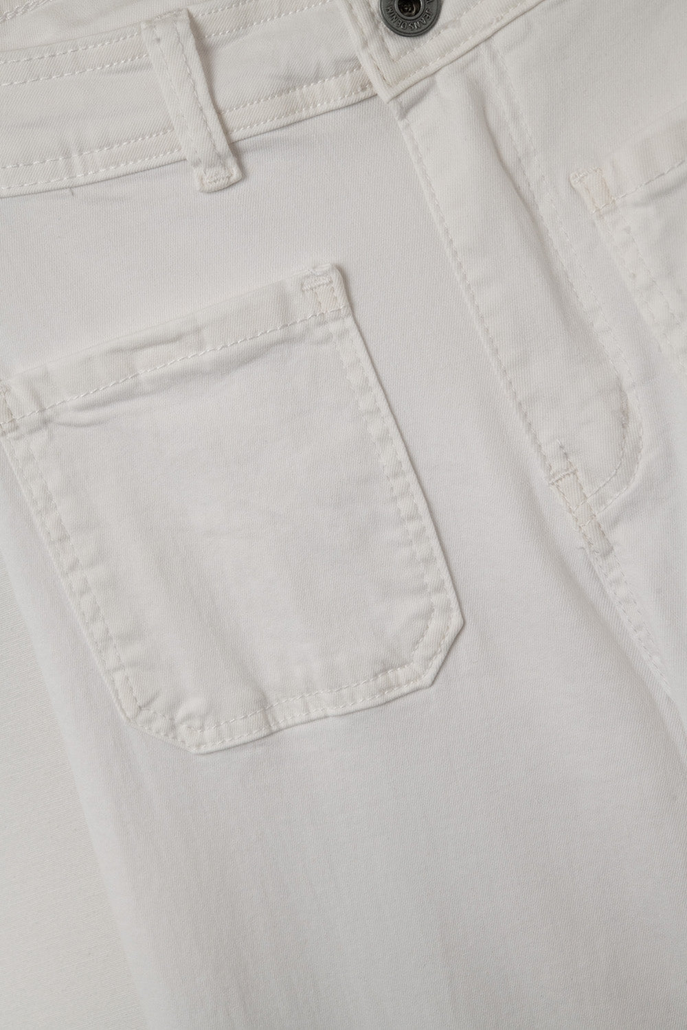 Calça branca de perna direita com bolsos à frente