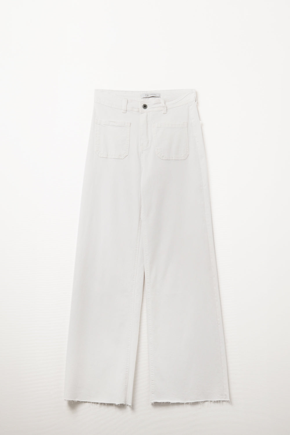 Calça branca de perna direita com bolsos à frente