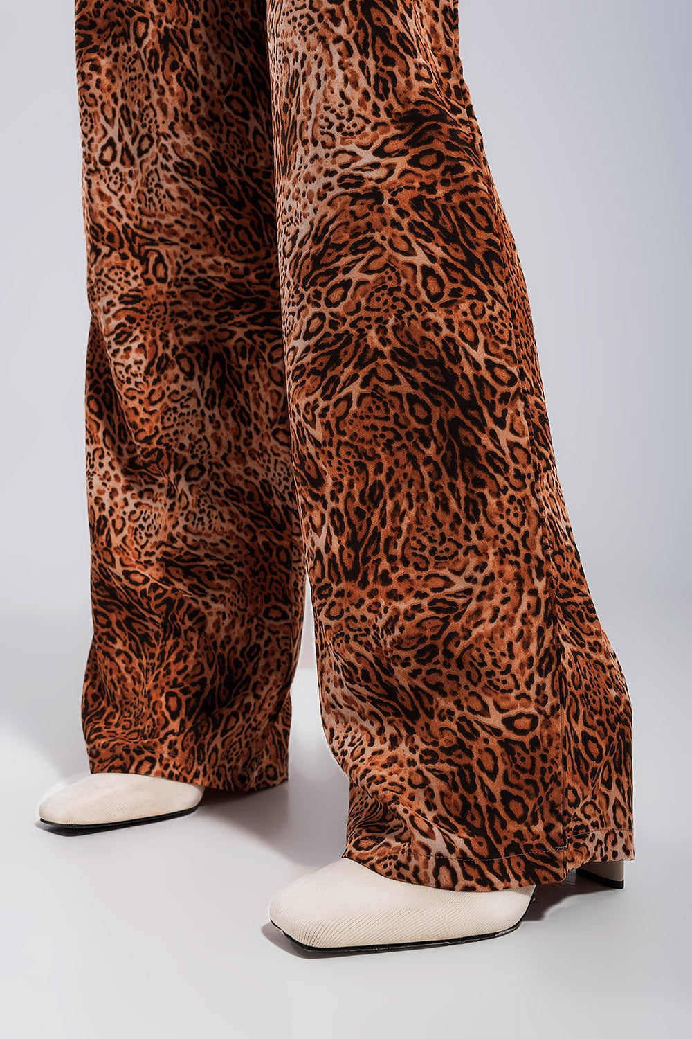 Calças castanhas de pernas largas com estampado de leopardo em tecido leve