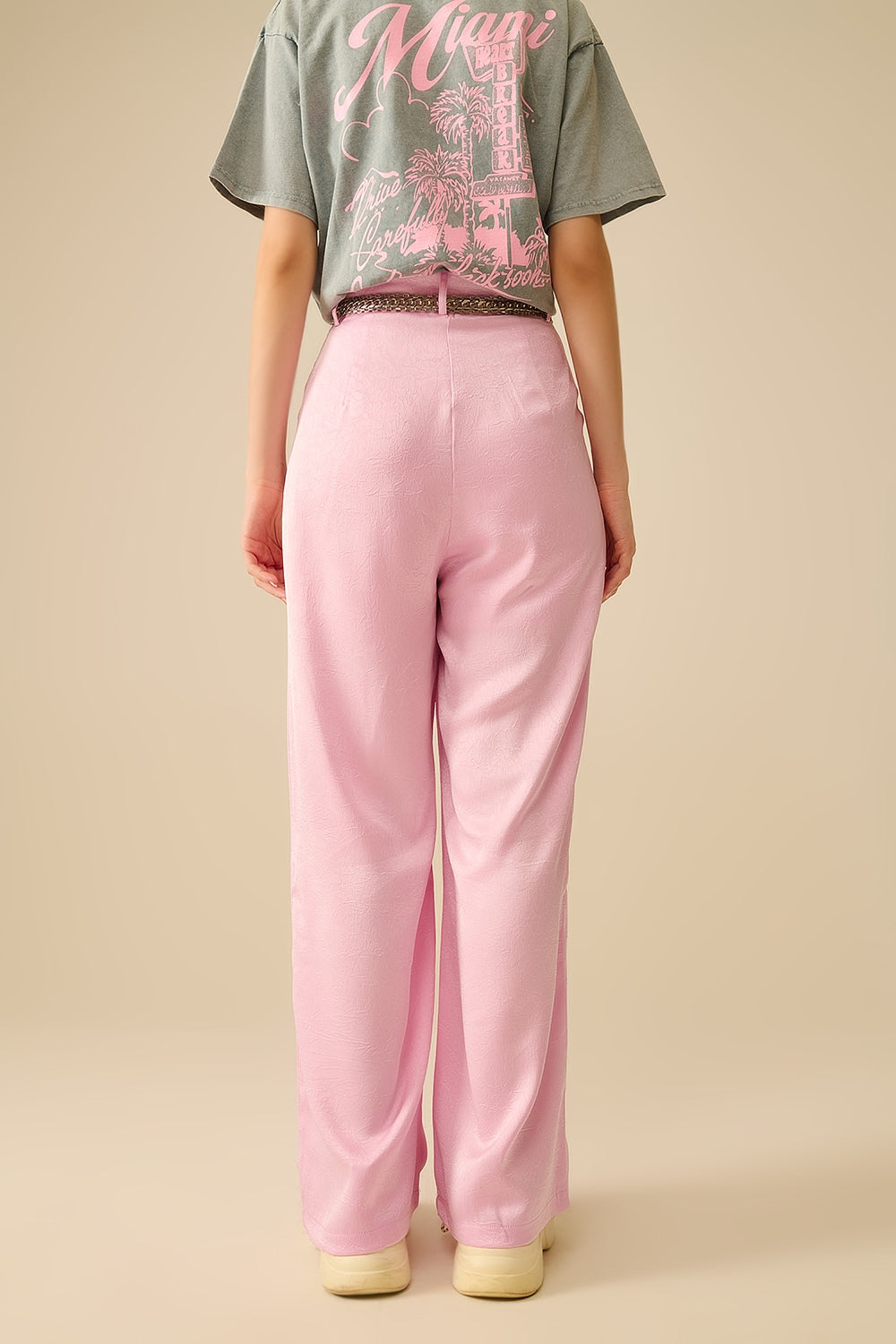 Calça de cetim à medida com perna larga em cor-de-rosa