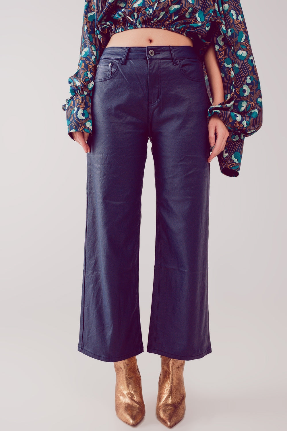 Calça de fundo largo de couro sintético azul