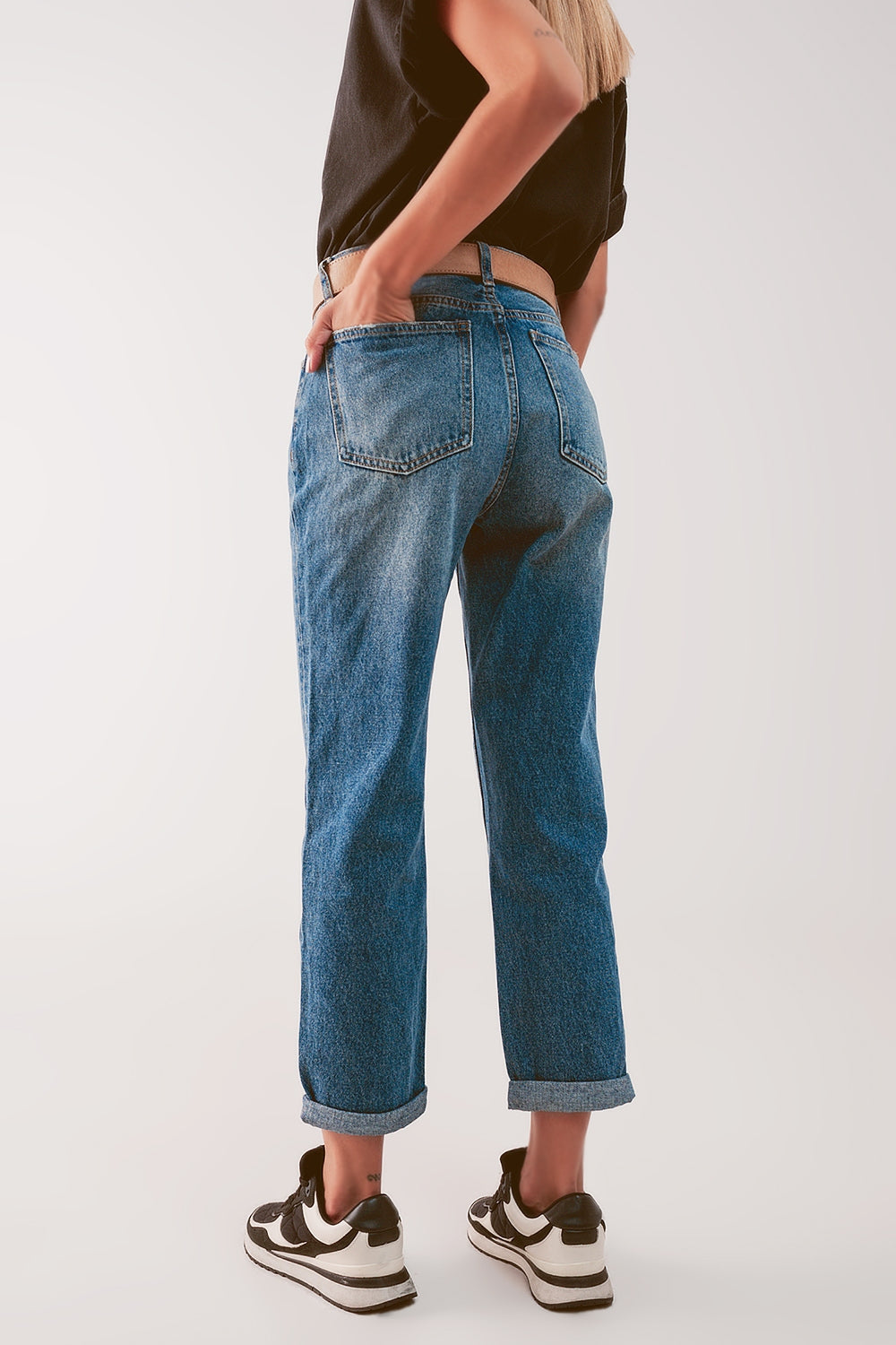 Calça de ganga com cintura alta e rasgo na coxa