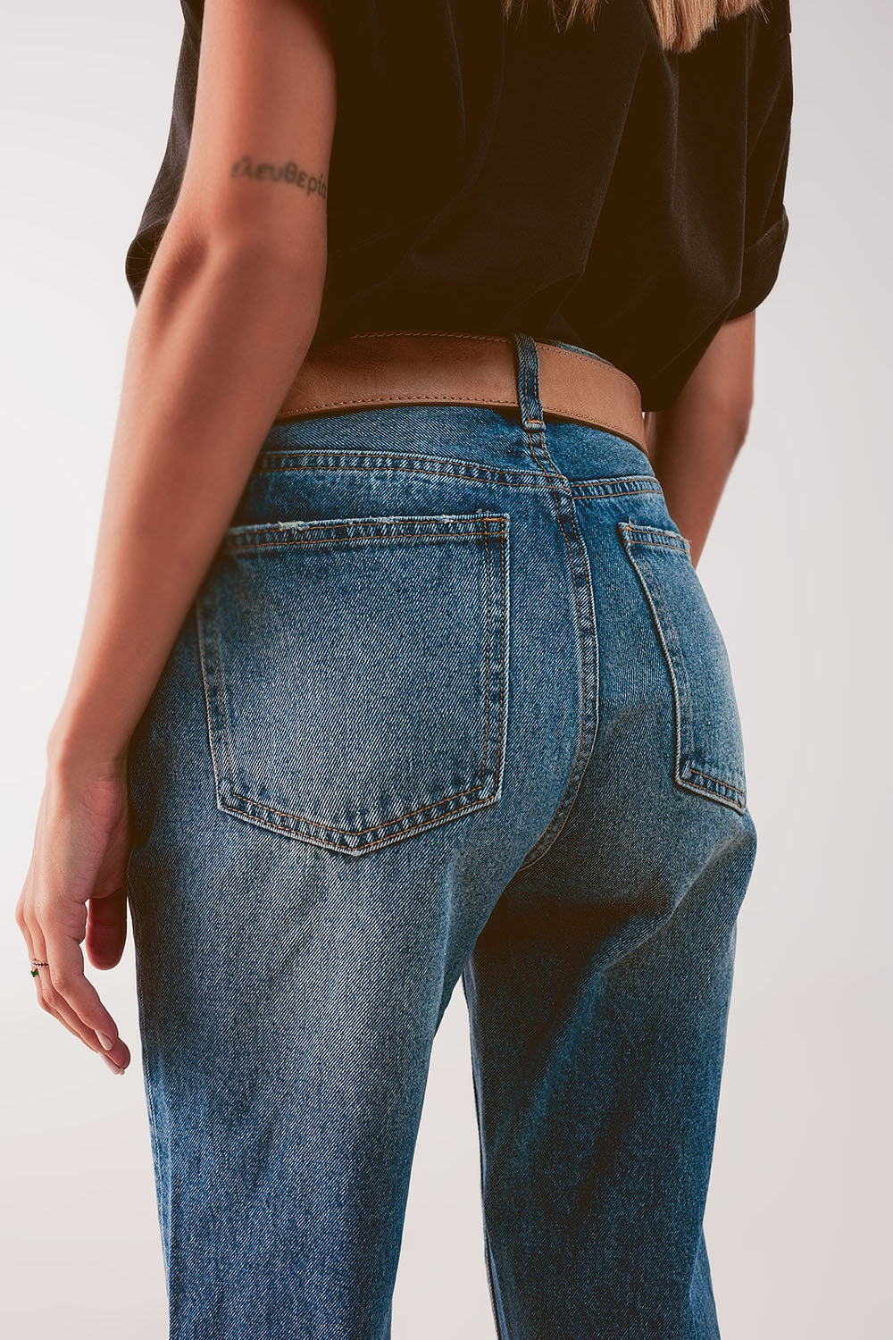 Calça de ganga com cintura alta e rasgo na coxa