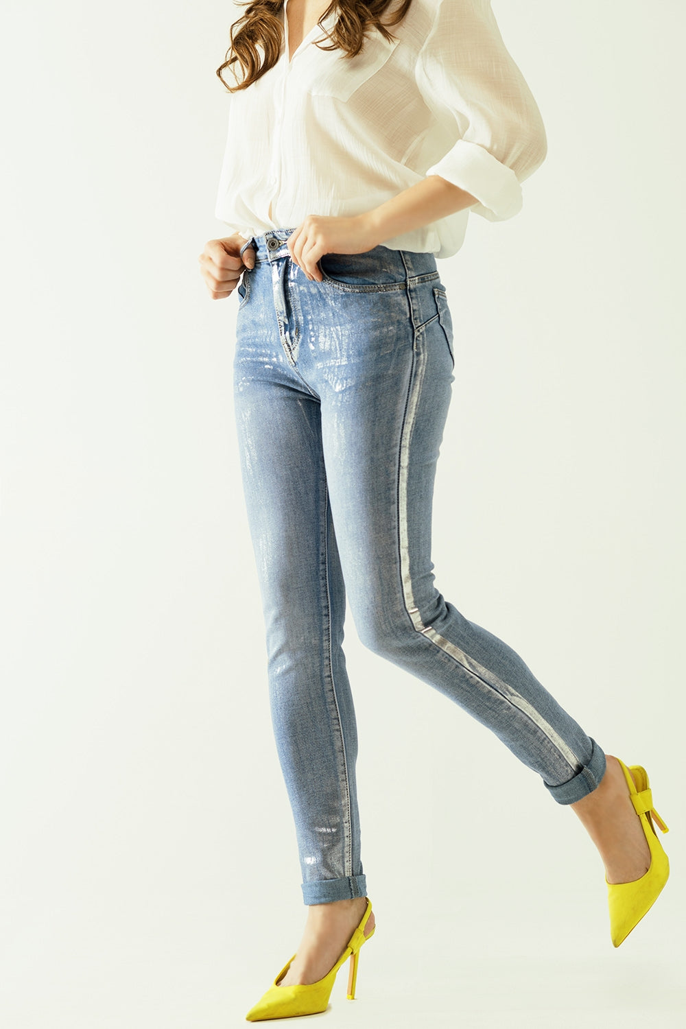 Calça de ganga de cintura subida com cinco bolsos com efeito de revestimento em pó prateado