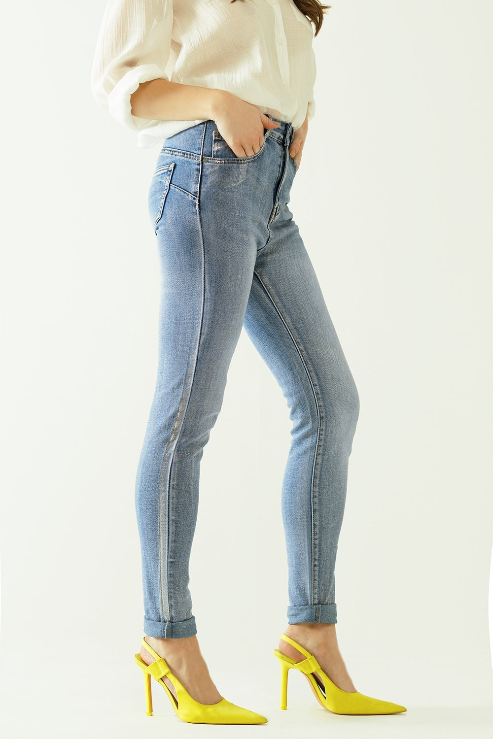 Calça de ganga de cintura subida com cinco bolsos com efeito de revestimento em pó prateado