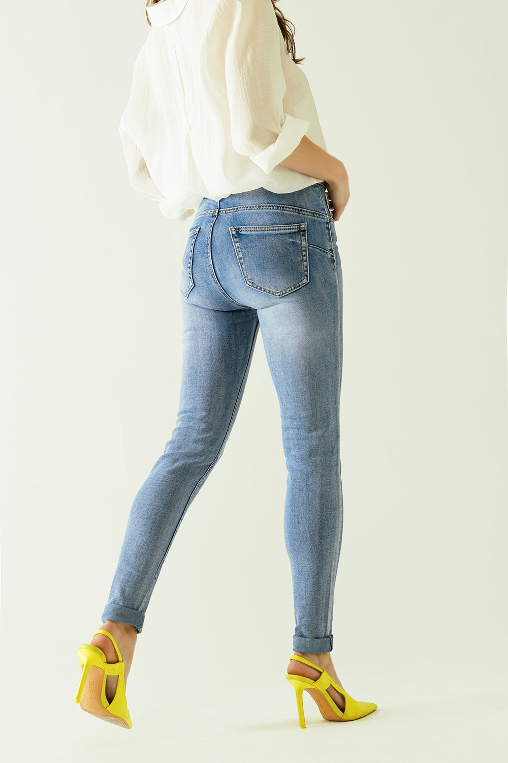 Calça de ganga de cintura subida com cinco bolsos com efeito de revestimento em pó prateado