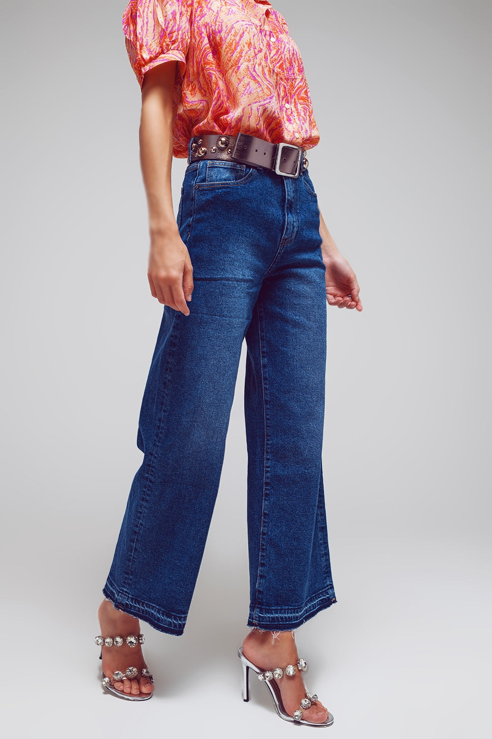 Calça jeans de perna larga com detalhe na barra em lavagem média