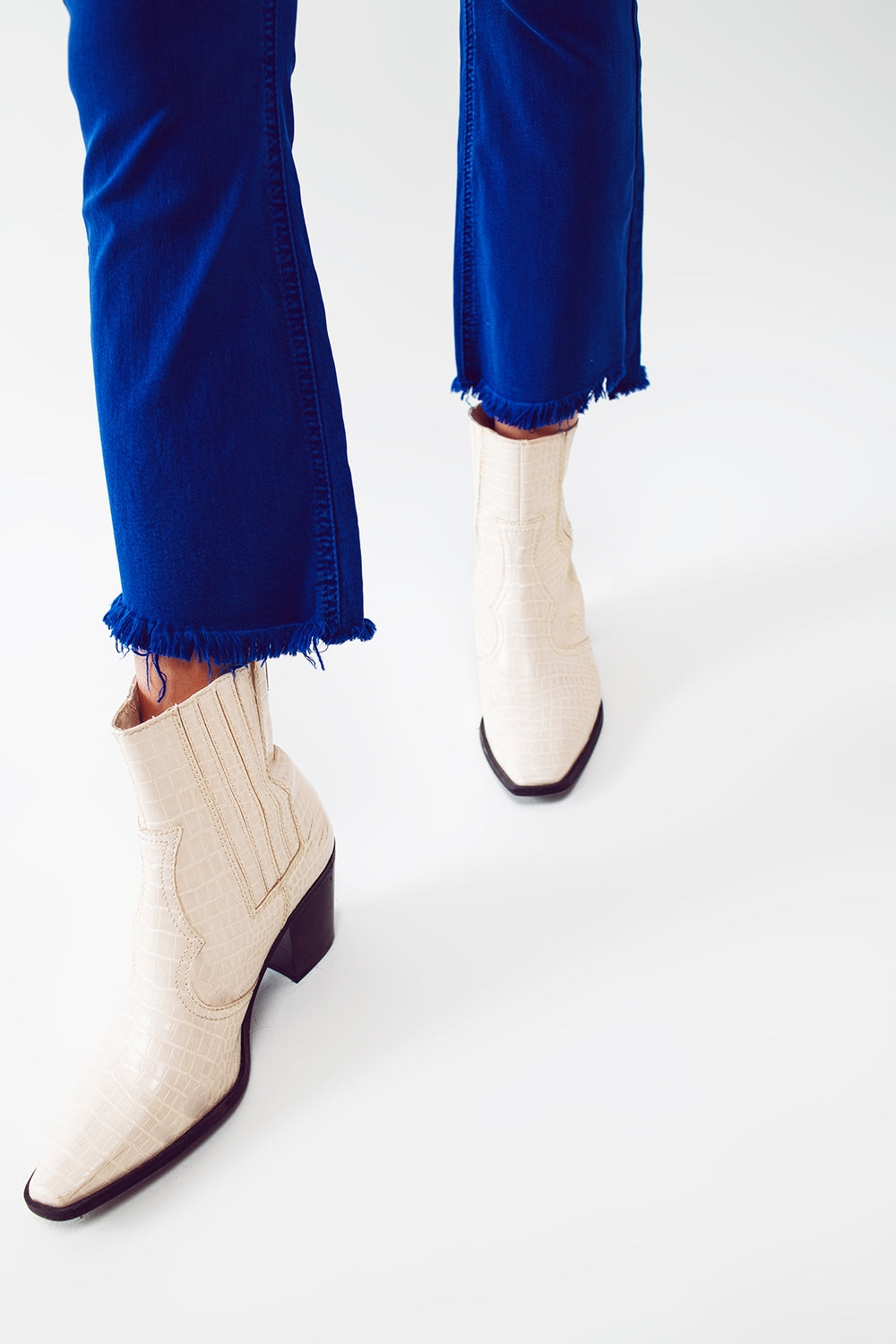 Calça de ganga em azul com bainha por costura
