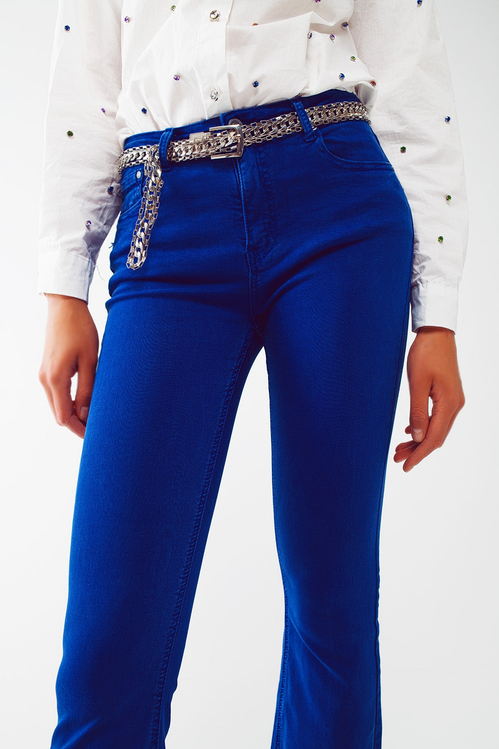 Calça de ganga em azul com bainha por costura