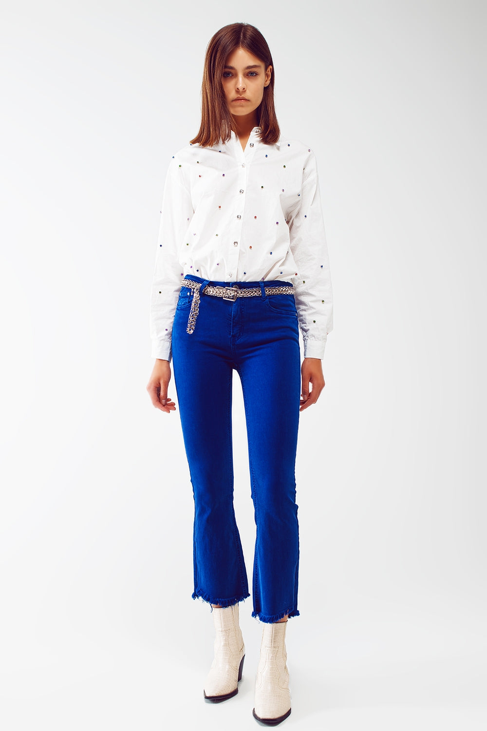 Calça de ganga em azul com bainha por costura