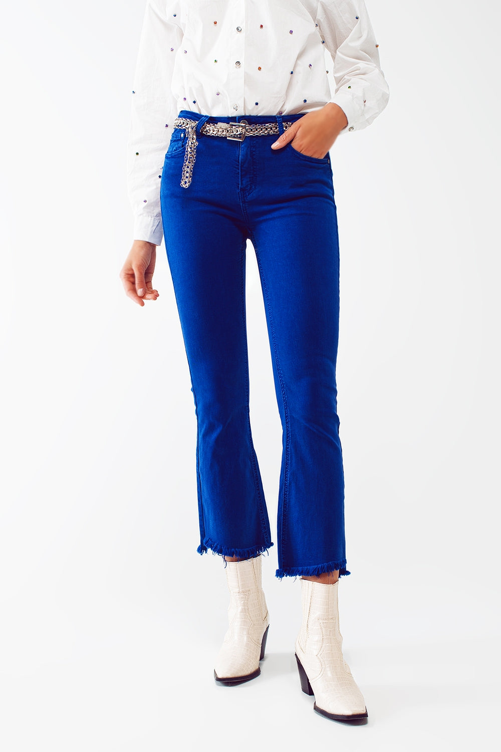 Calça de ganga em azul com bainha por costura