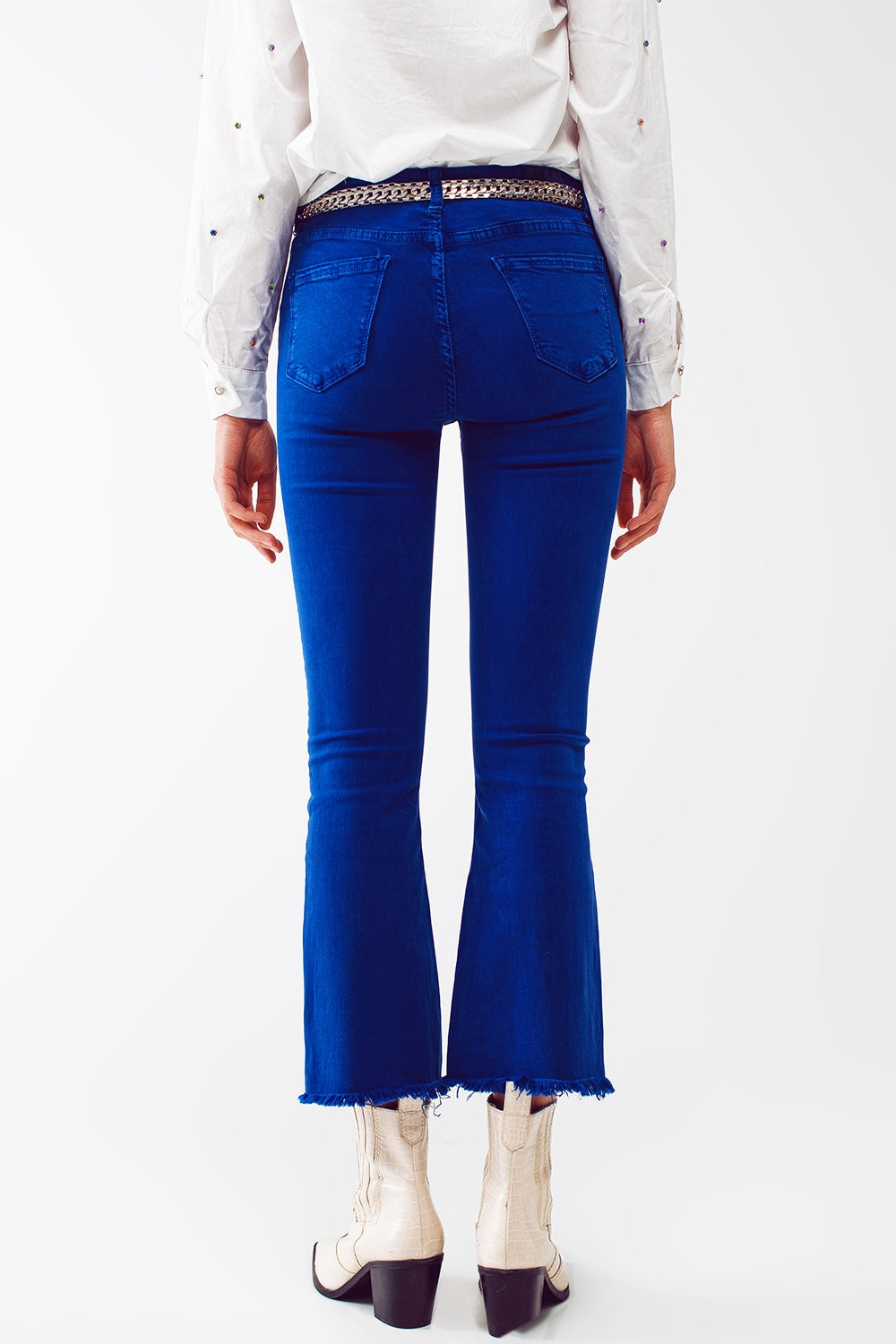 Calça de ganga em azul com bainha por costura