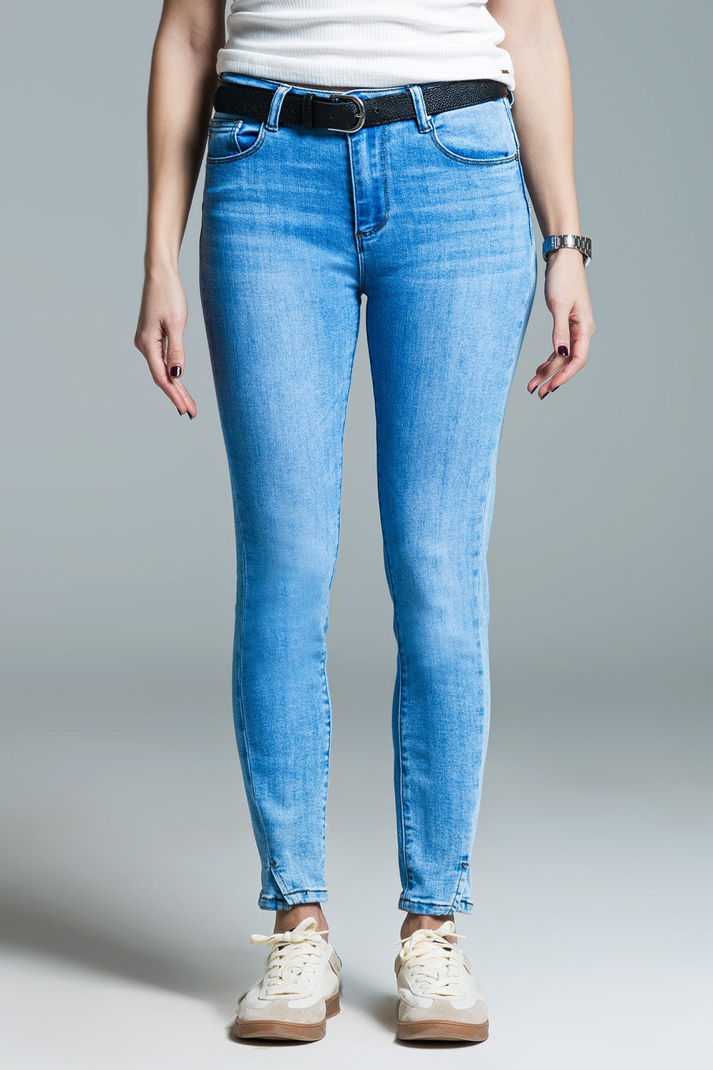 Q2 Calças de ganga skinny básicas azuis claras com fenda curta na bainha