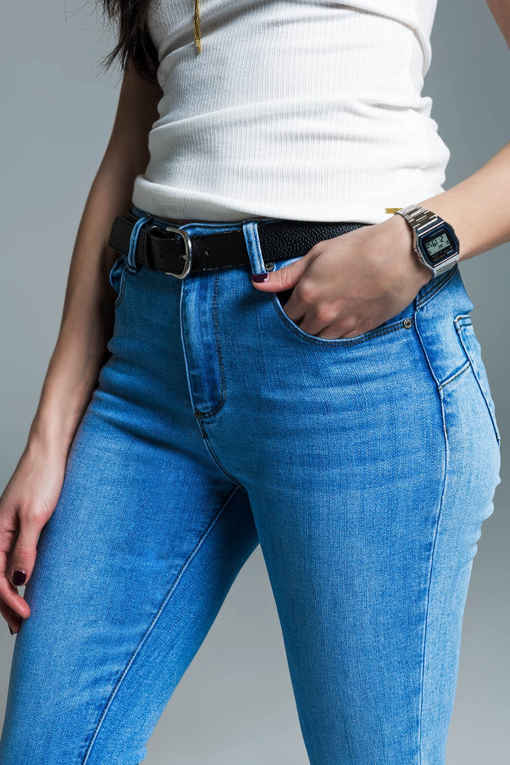 Calças de ganga skinny básicas azuis claras com fenda curta na bainha