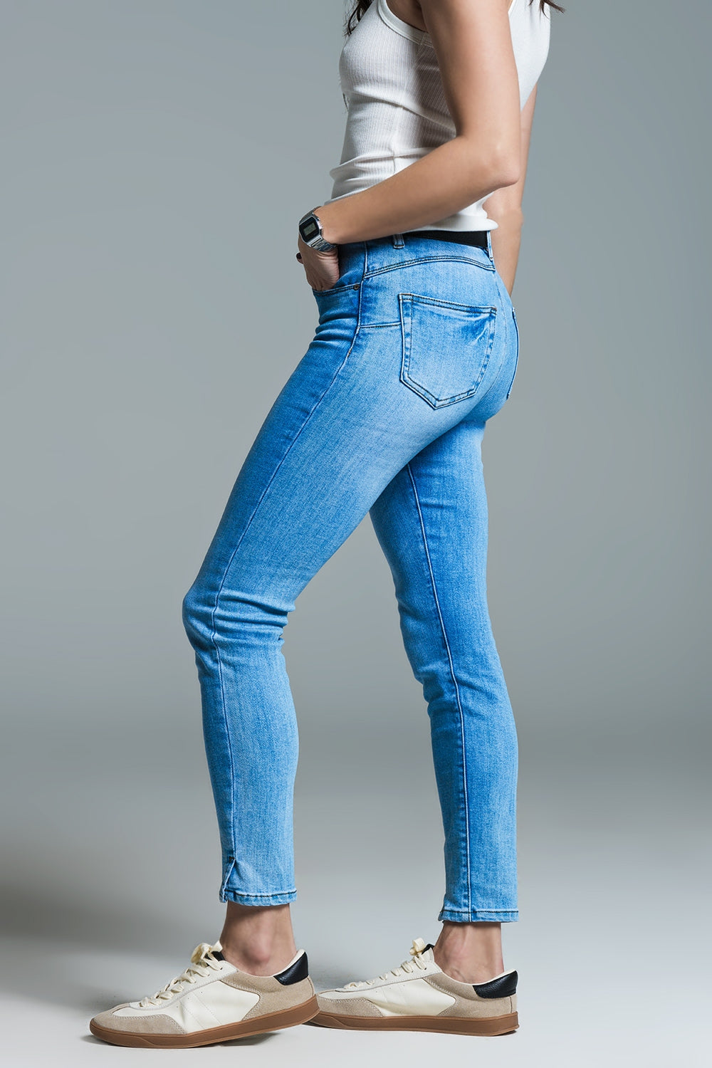 Calças de ganga skinny básicas azuis claras com fenda curta na bainha