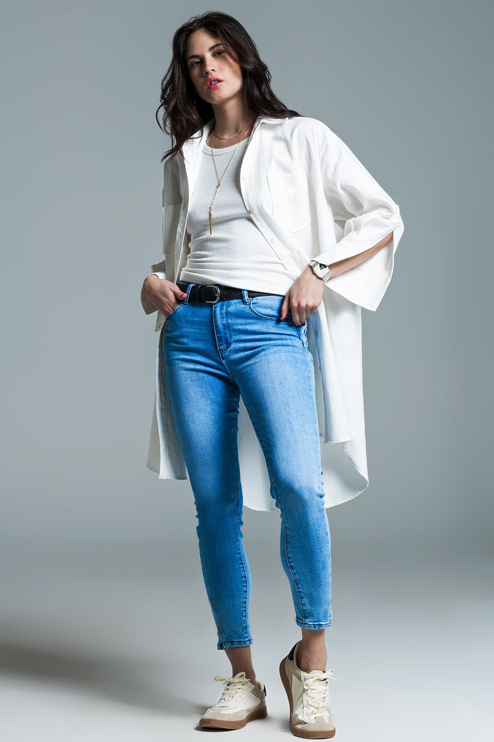 Calças de ganga skinny básicas azuis claras com fenda curta na bainha