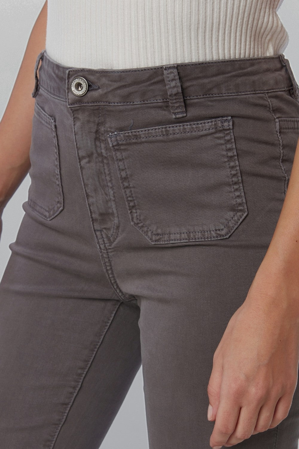 Calças de ganga skinny cinzentas escuras com detalhes de bolso à frente