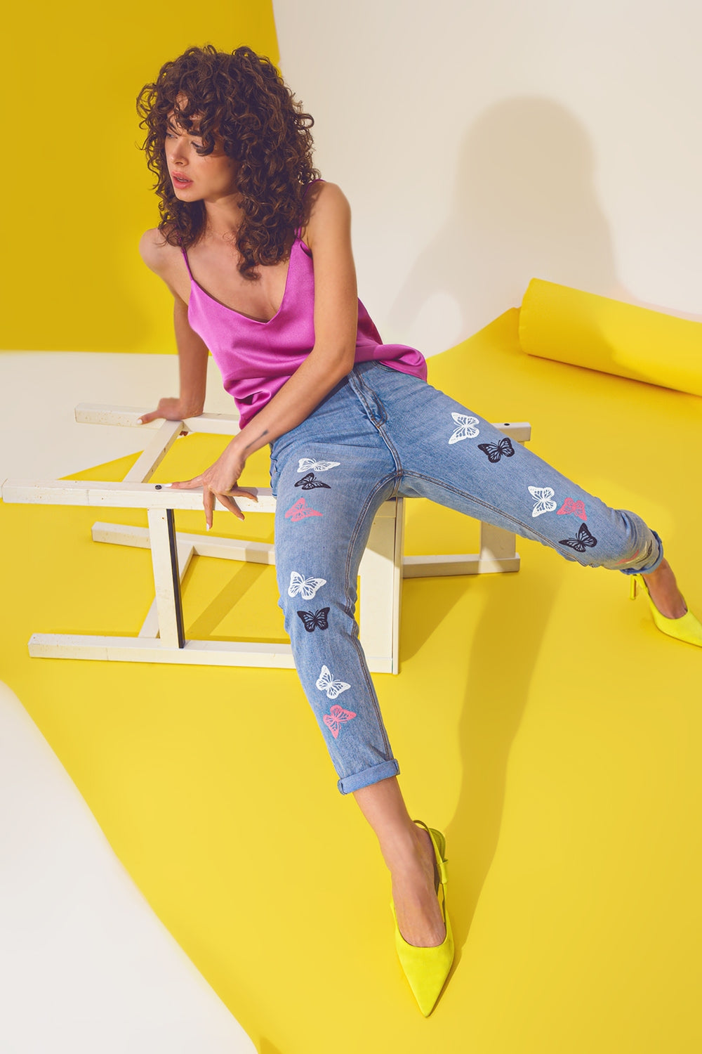Q2 Calças de ganga skinny com detalhe de borboleta em Light Blue Wash