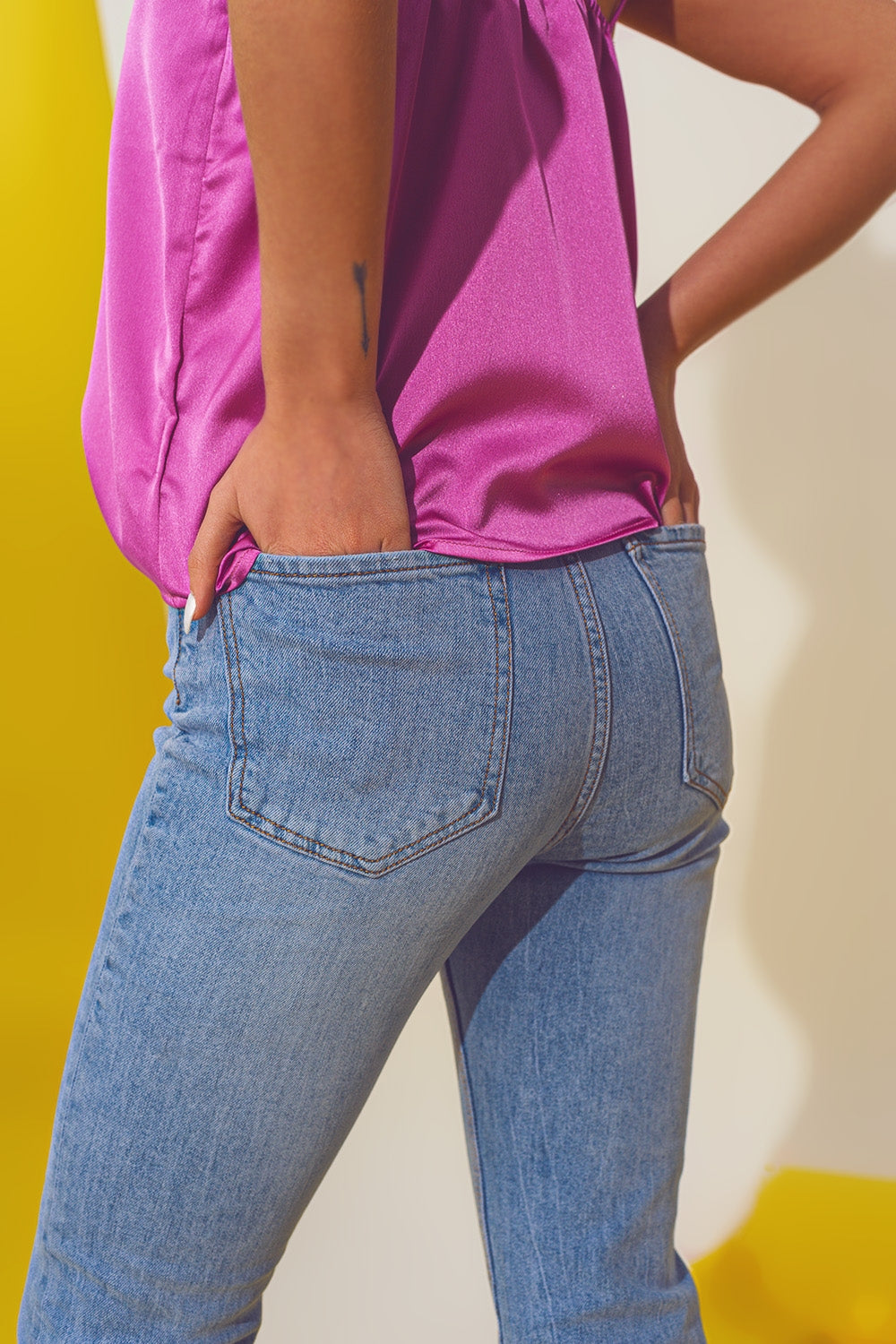 Calças de ganga skinny com detalhe de borboleta em Light Blue Wash