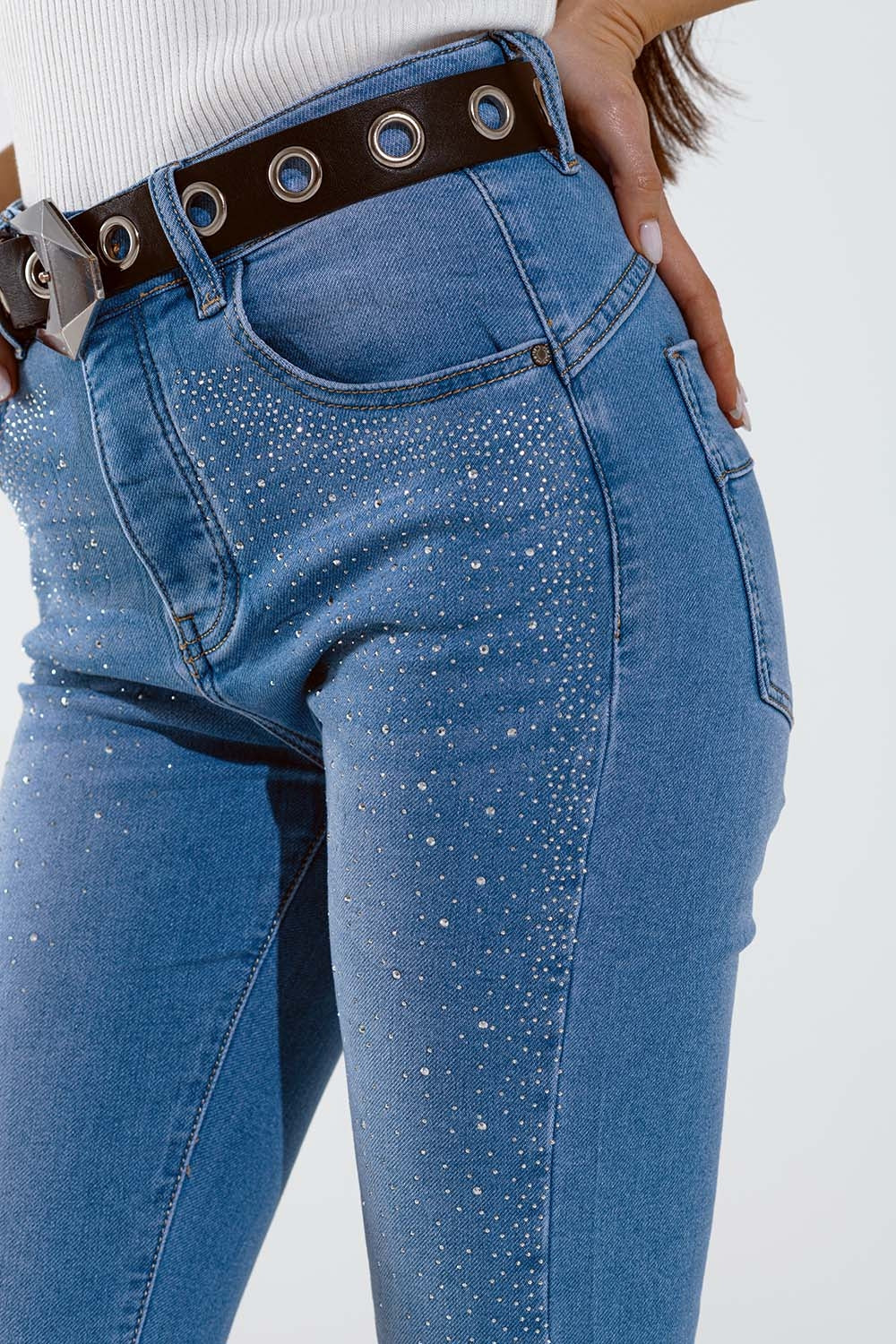 Calça de ganga skinny em azul lavada com strass na parte da frente