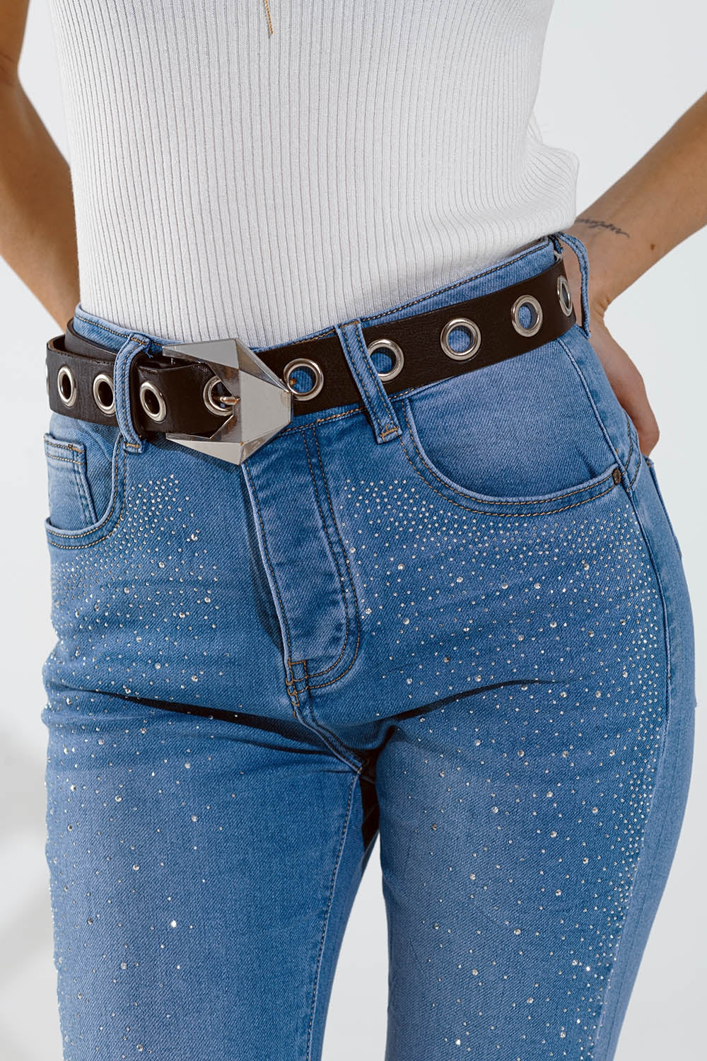 Calça de ganga skinny em azul lavada com strass na parte da frente