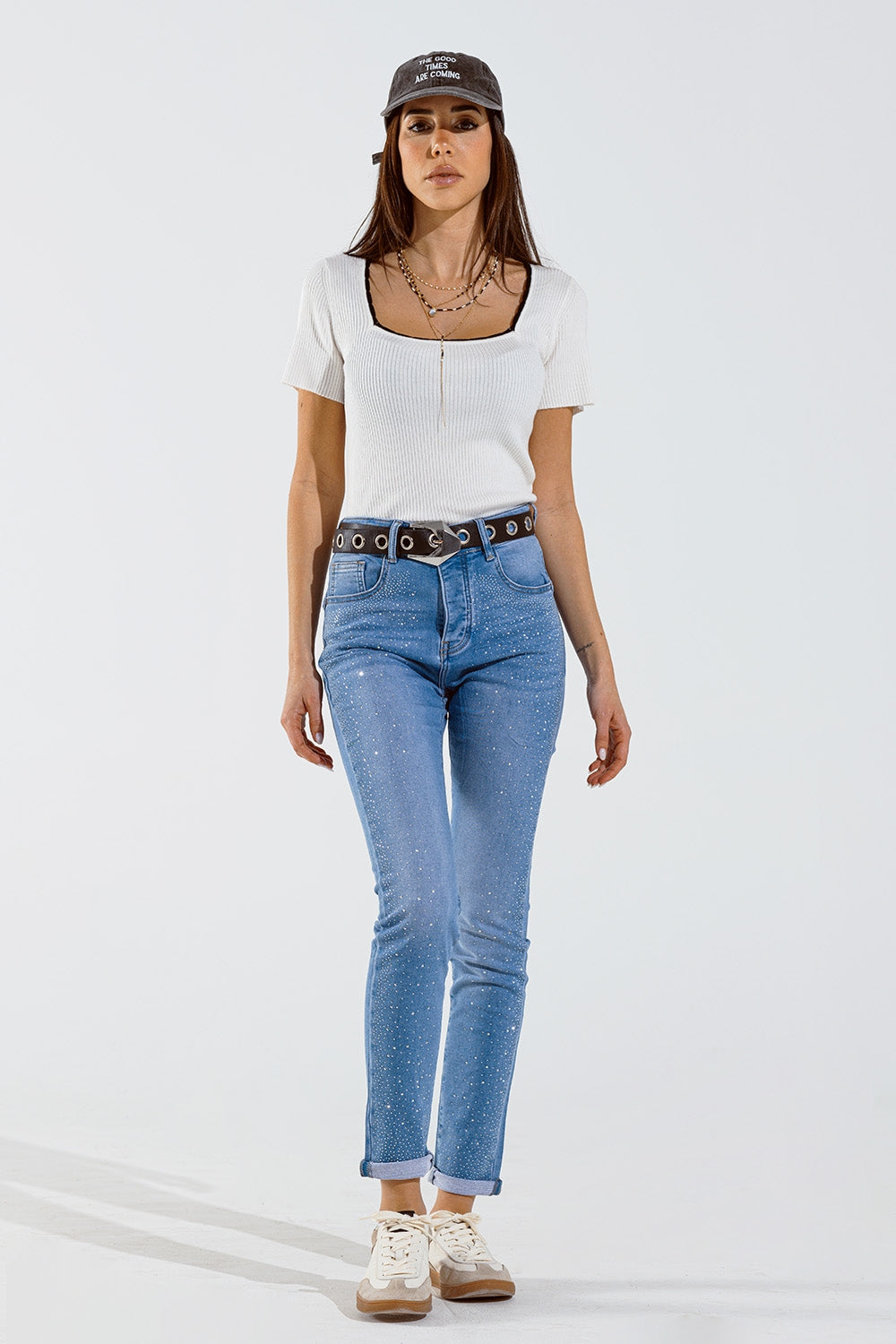 Calça de ganga skinny em azul lavada com strass na parte da frente