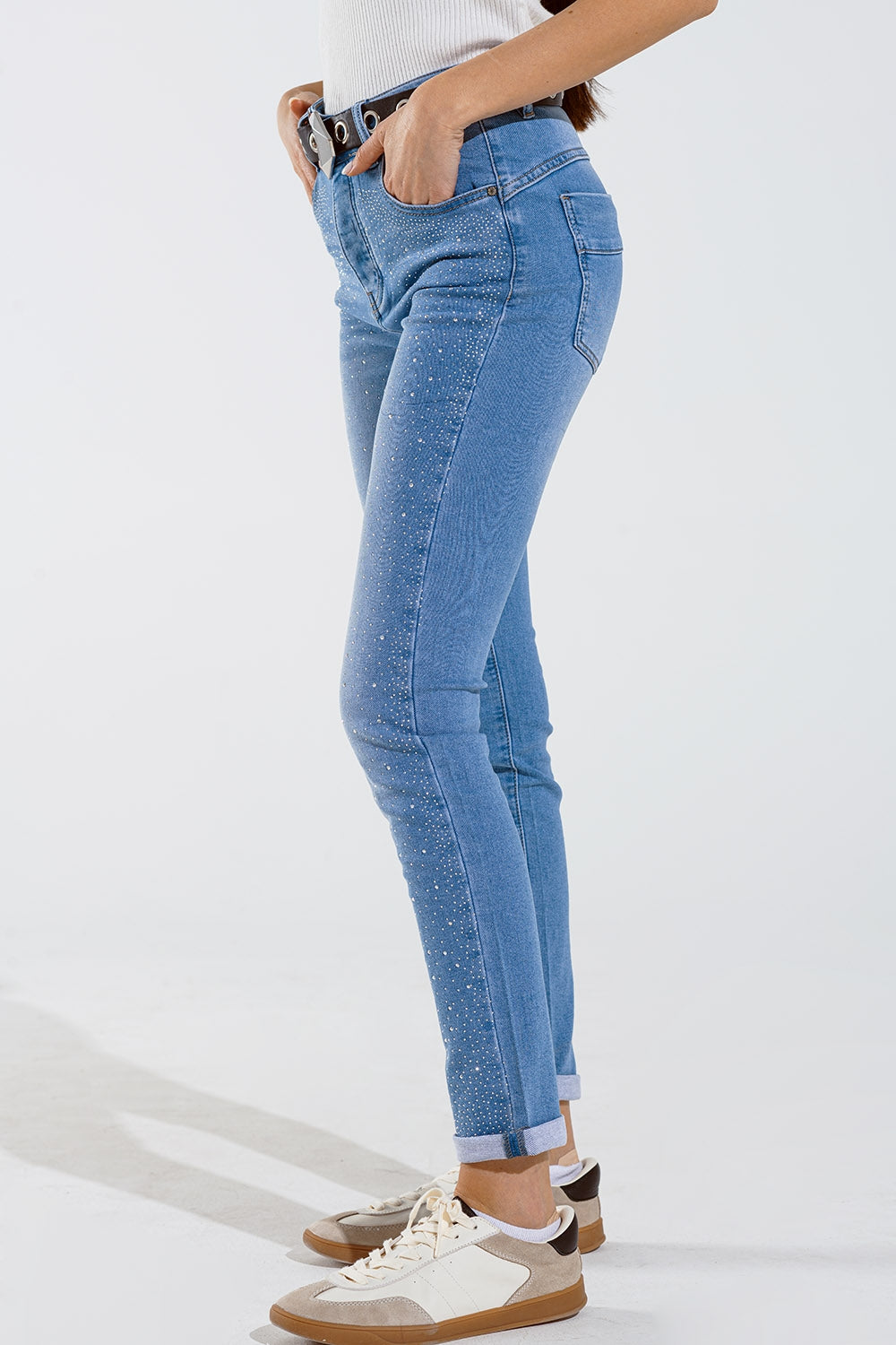 Calça de ganga skinny em azul lavada com strass na parte da frente