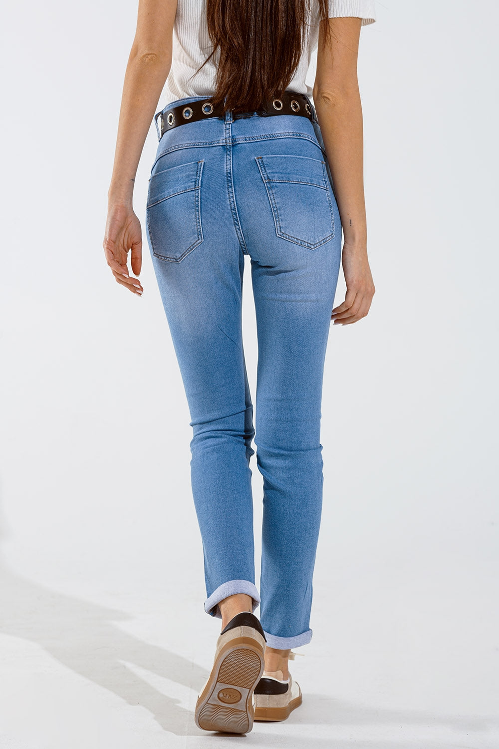 Calça de ganga skinny em azul lavada com strass na parte da frente