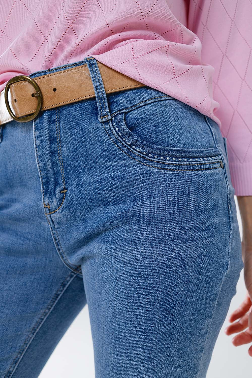 Calças de ganga skinny em lavagem clara com pormenor no bolso