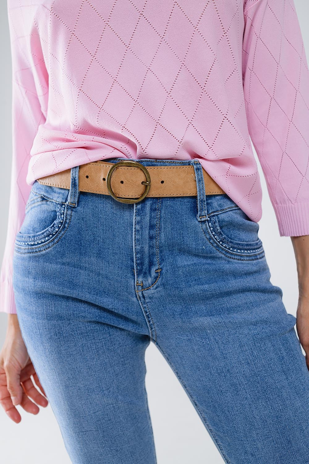 Calças de ganga skinny em lavagem clara com pormenor no bolso