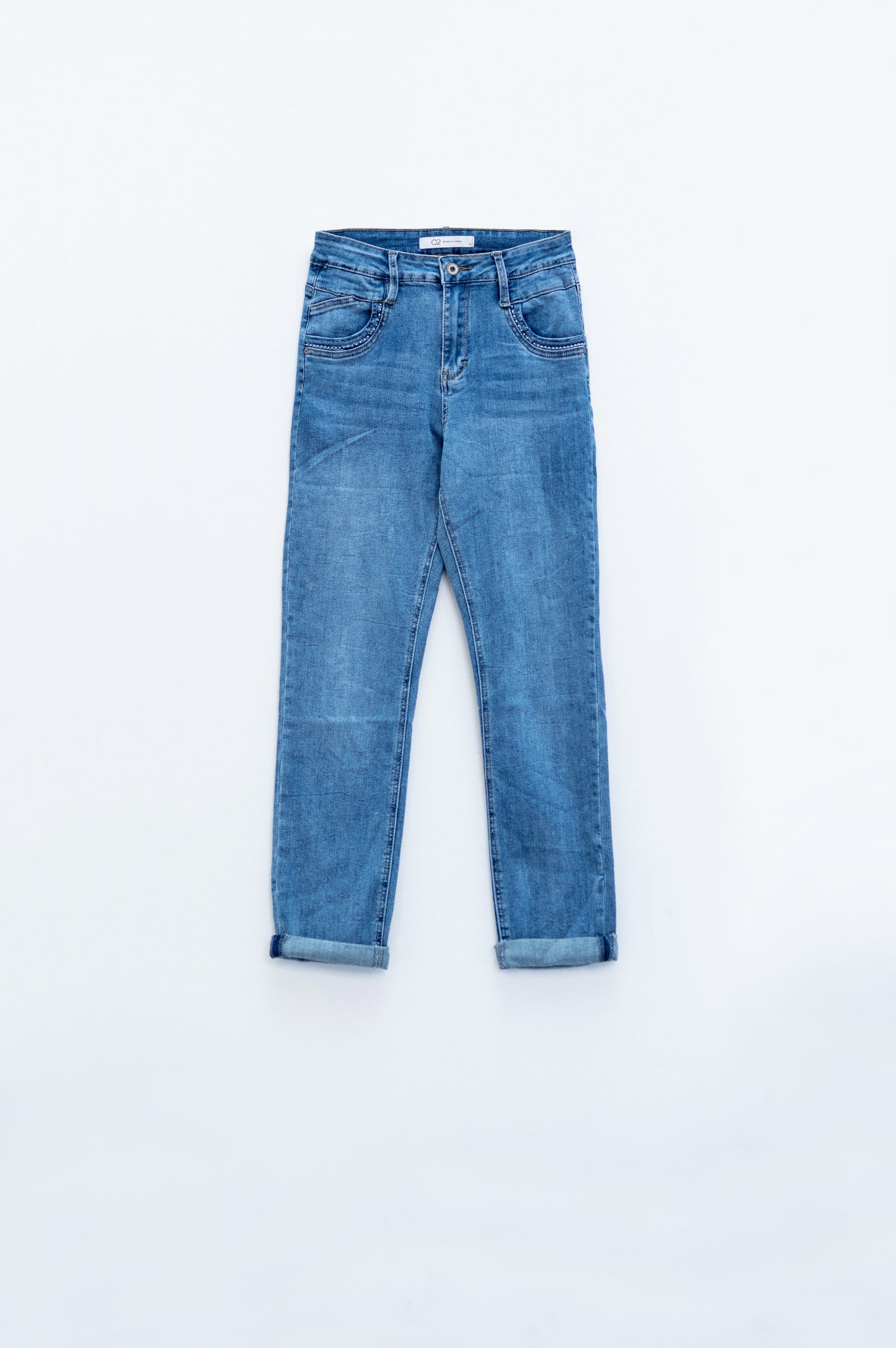 Calças de ganga skinny em lavagem clara com pormenor no bolso