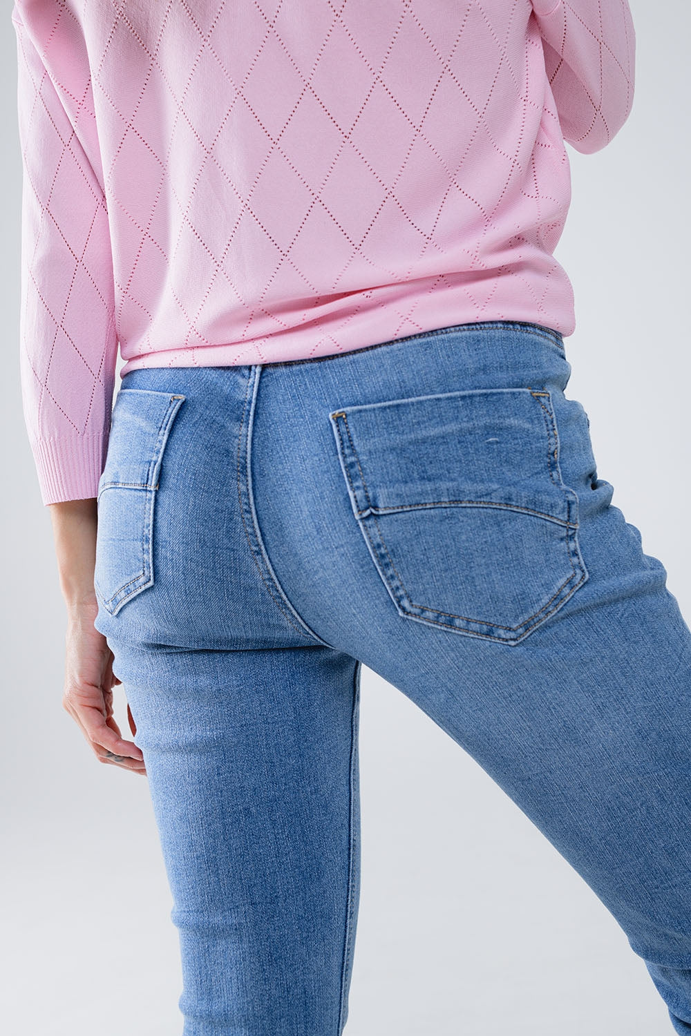 Calças de ganga skinny em lavagem clara com pormenor no bolso