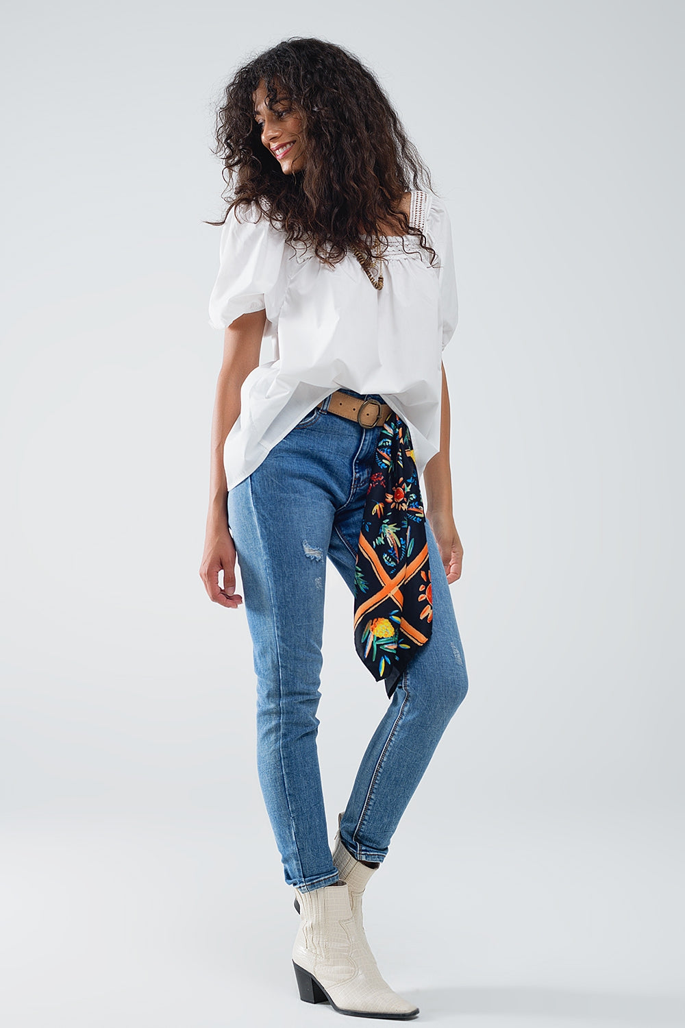 Calças de ganga super skinny esticadas em MIdwash com detalhes de desgaste