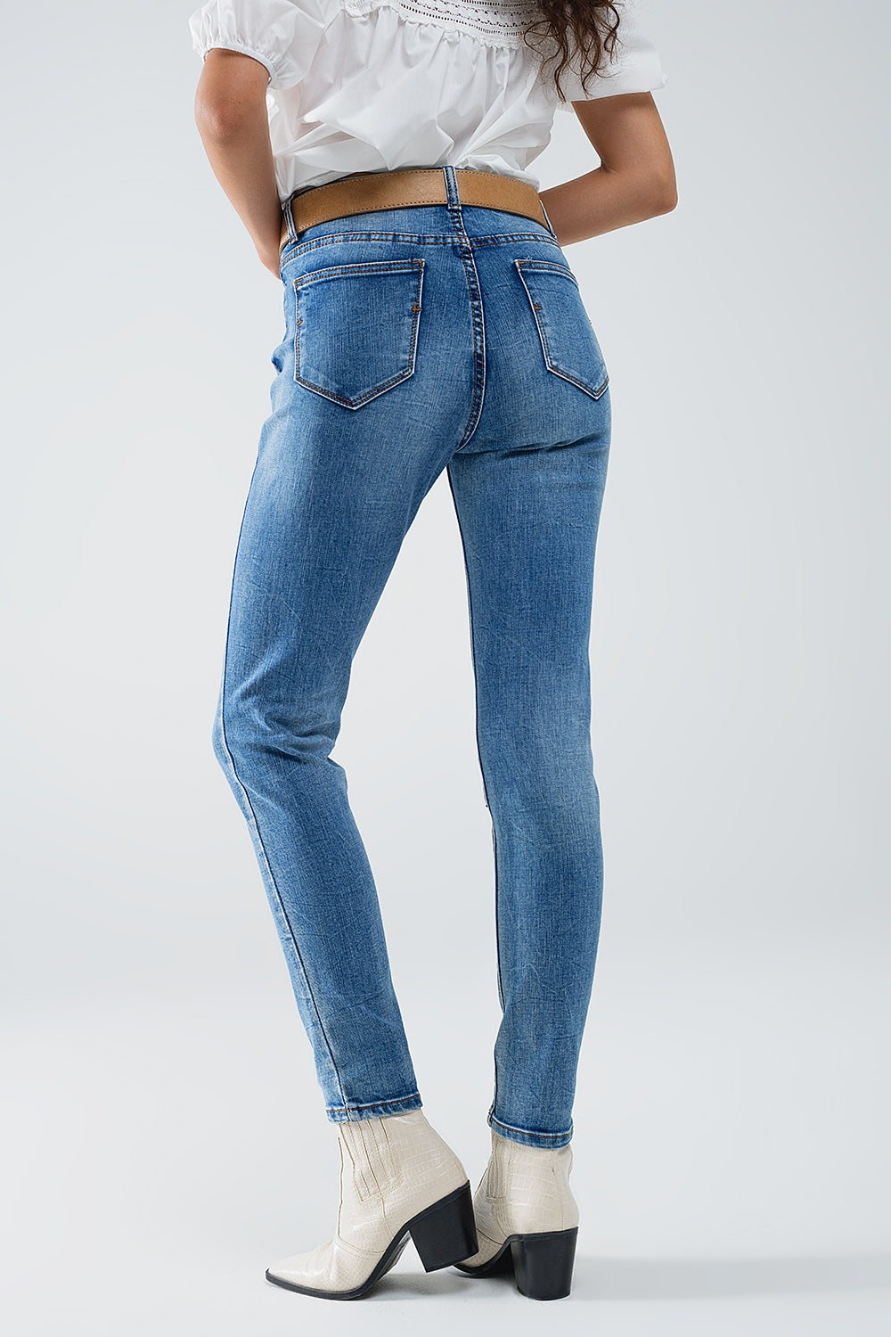 Calças de ganga super skinny esticadas em MIdwash com detalhes de desgaste