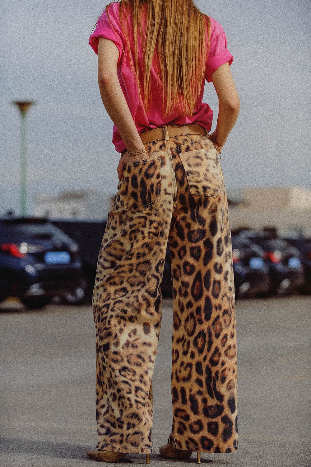 Calça de perna larga com estampado de tigre e costuras laterais duplas