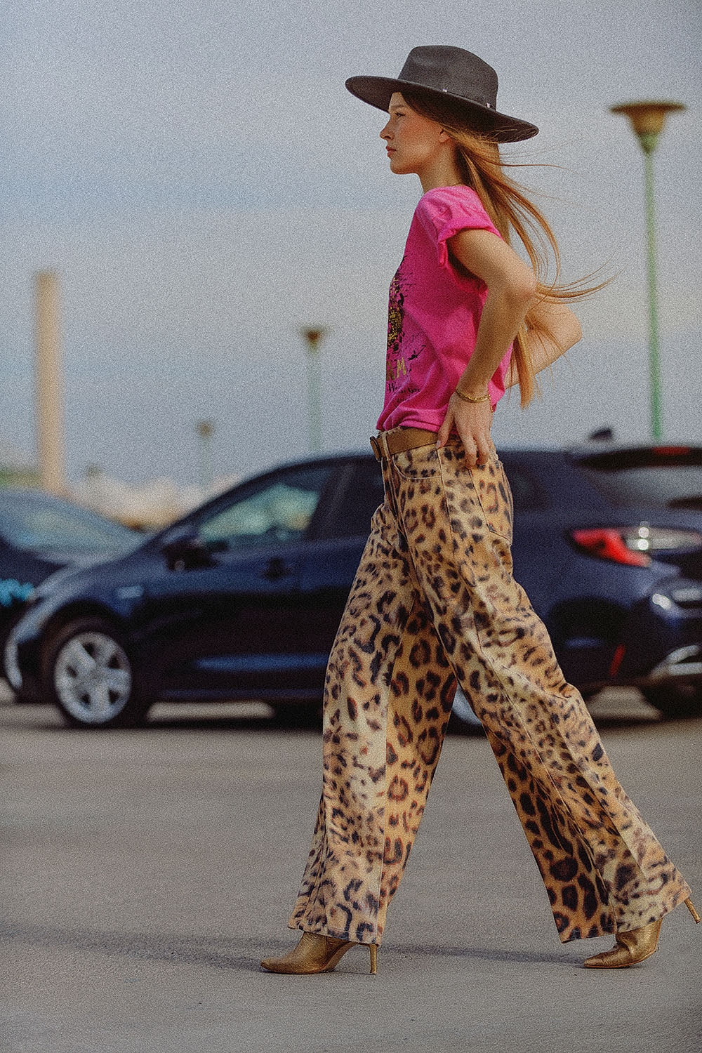 Calça de perna larga com estampado de tigre e costuras laterais duplas