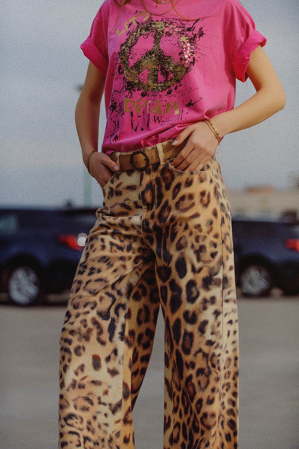 Calça de perna larga com estampado de tigre e costuras laterais duplas