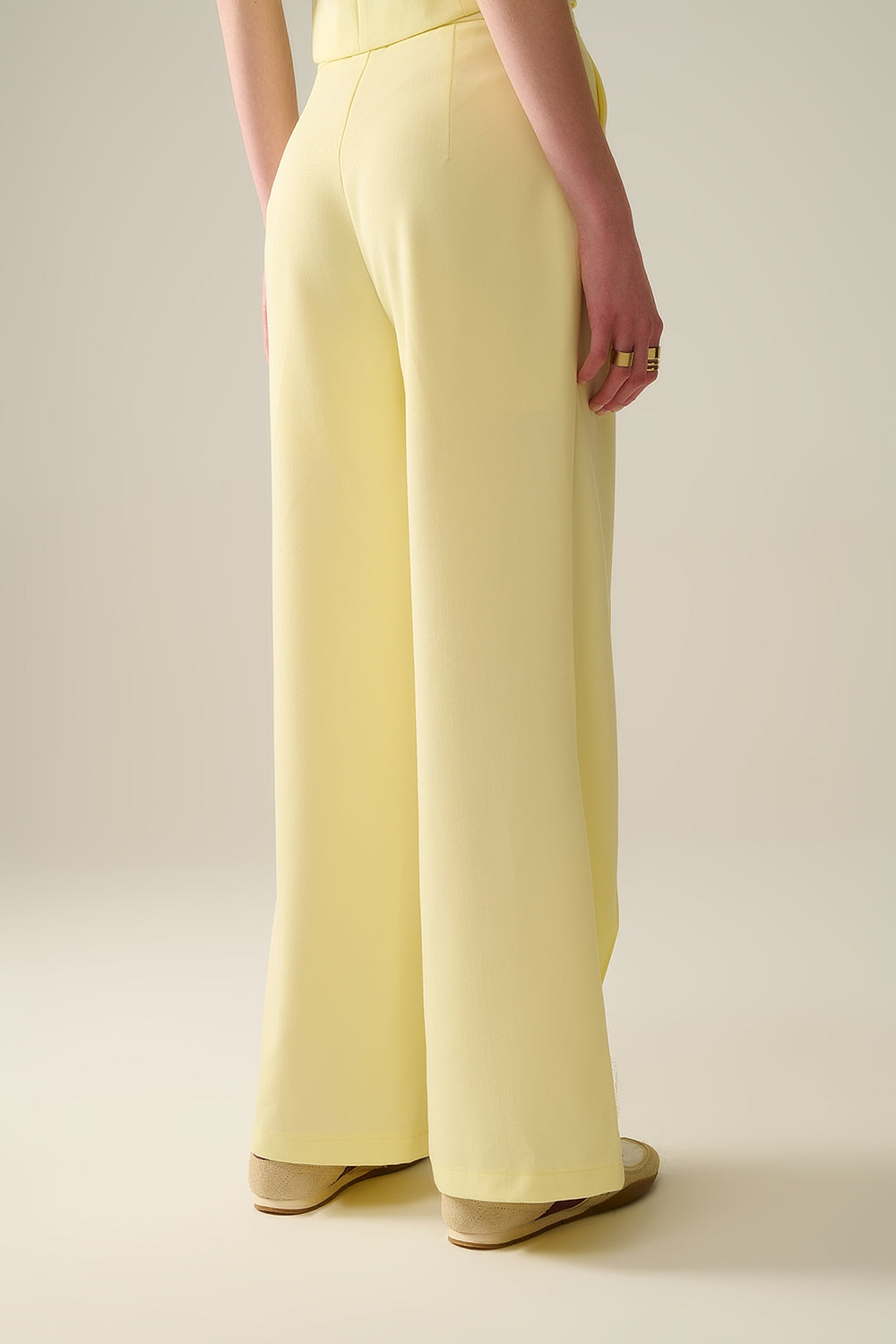 Calça de perna larga sob medida em amarelo